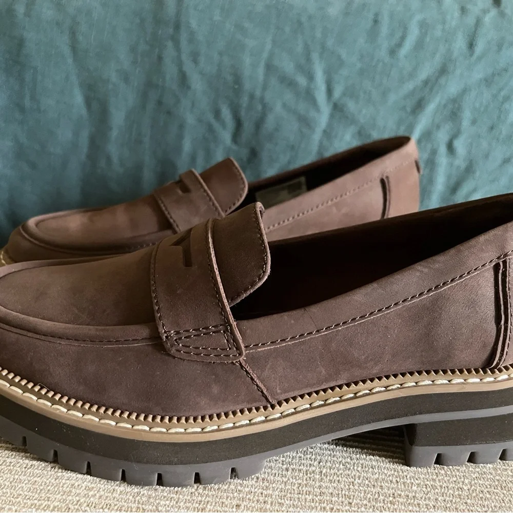 Toms NWOT Women's Brown Suede Loafers - Picture 3 of 7